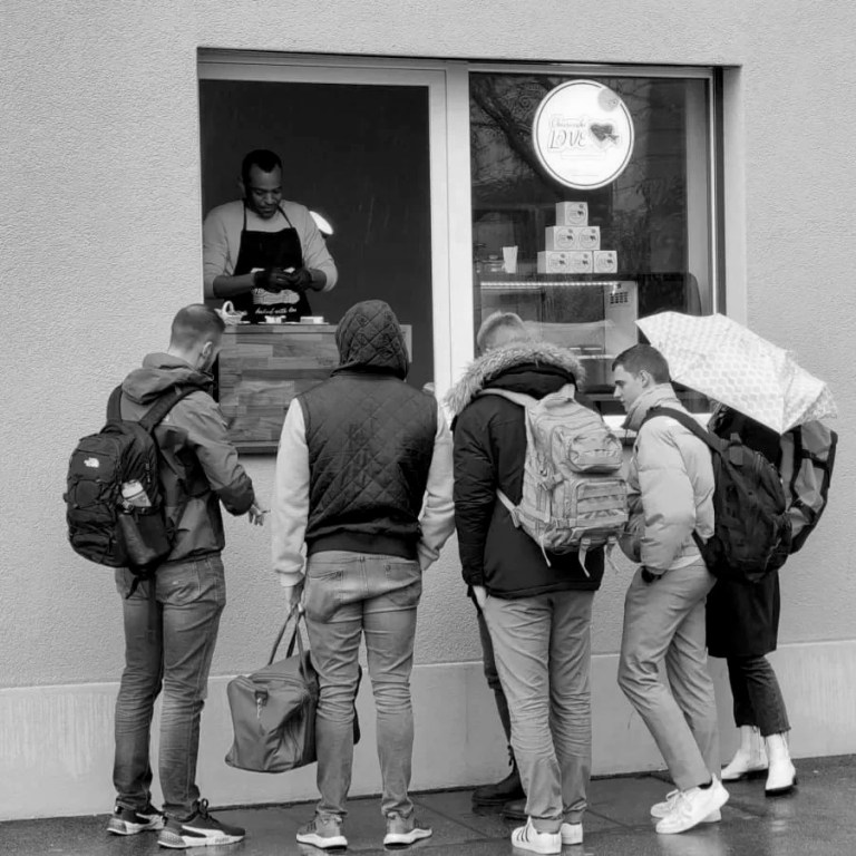 Cheesecake Love Shop Window Black/White